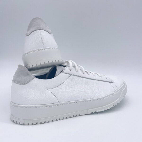 Dessus en cuir blanc du modèle Derby