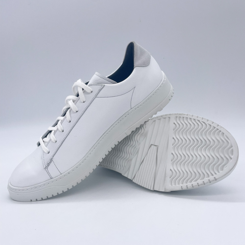 Sneakers Derby en cuir blanc, semelle blanche, vue de profil